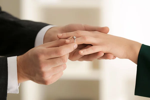 Jonge Man Brengen Verlovingsring Aan Verloofde Van Vinger — Stockfoto