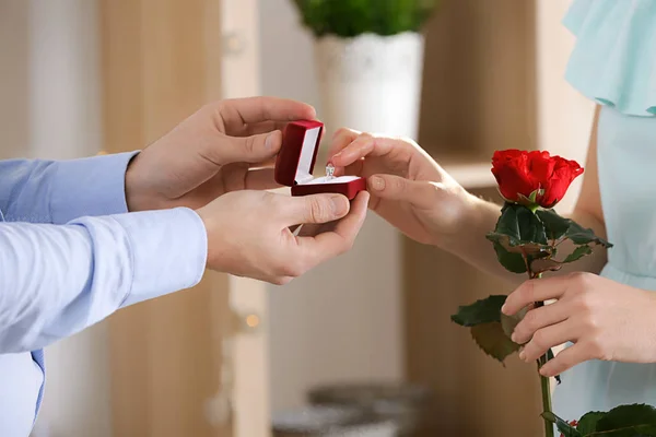 Giovane Uomo Proponendo Suo Amato Data Romantica — Foto Stock