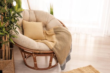 Modern ışık odada rahat koltuk