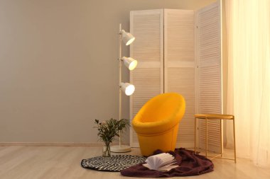 Koltuk ve oda penceresinde yakınındaki yumuşak ekose beraber için rahat yerine