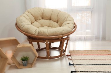 Modern ışık odada rahat koltuk