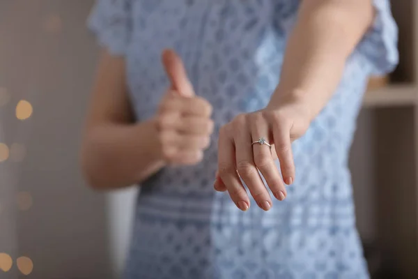 Jonge Vrouw Met Engagement Ring Aan Haar Vinger Close — Stockfoto