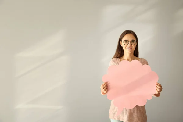 Mujer Joven Con Burbuja Habla Blanco Sobre Fondo Claro — Foto de Stock