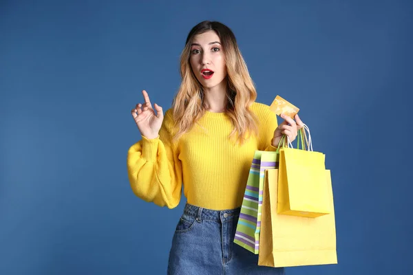 Beautiful Young Woman Shopping Bags Credit Card Color Background — Stock Photo, Image