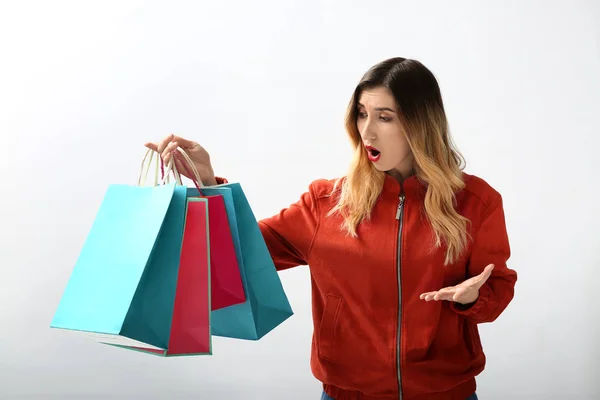 Jovem Chocada Com Sacos Compras Fundo Branco — Fotografia de Stock