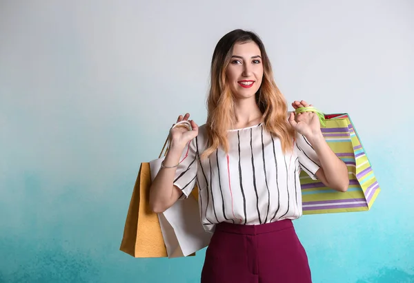 Mulher Bonita Com Sacos Compras Fundo Claro — Fotografia de Stock