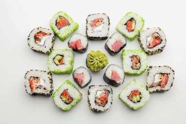 Beyaz arka plan üzerinde lezzetli suşi rulo