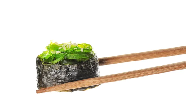 Palillos Con Sabroso Sushi Sobre Fondo Blanco — Foto de Stock