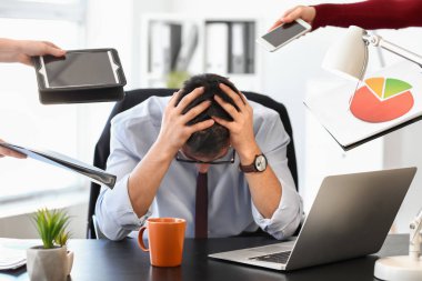 Bir sürü iş ile genç işadamı ofisinde yapmak vurguladı