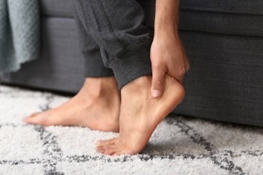 Genç adam evde bacak ağrısı muzdarip