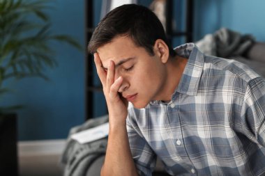 Stresli genç adam evde.