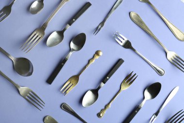 Kaşık ve çatal renk arka plan üzerinde