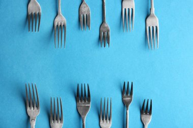 Renkli arka plan üzerinde gümüş çatal kümesi