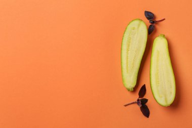 RAW kabak renk arka plan üzerinde kesmek.