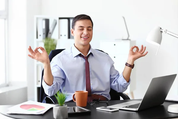 Empresário Com Muito Trabalho Para Fazer Meditando Escritório — Fotografia de Stock