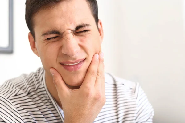 Mladý Muž Trpící Bolestí Zubů Doma — Stock fotografie