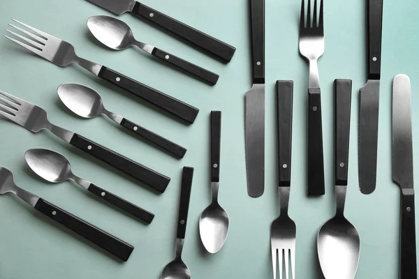 Set Tenedores Cucharas Cuchillos Plata Sobre Fondo Claro —  Fotos de Stock