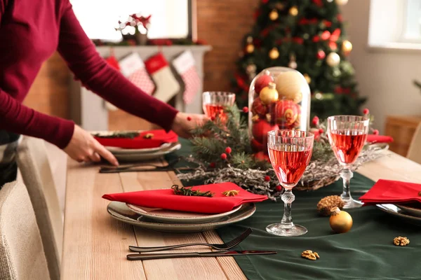 Frau Deckt Tisch Für Weihnachtsessen — Stockfoto