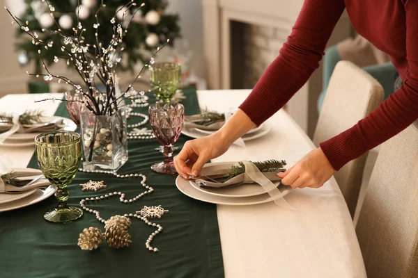 Woman Setting Table Christmas Dinner — Stock Photo, Image