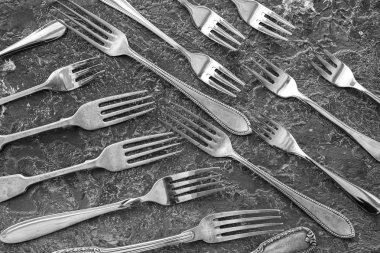 Birçok çatal, düz gri arka plan üzerinde yatıyordu