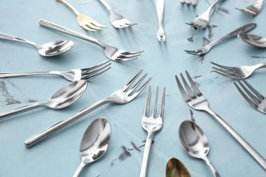 Kaşık ve çatal renk arka plan üzerinde