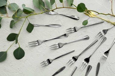 Birçok çatal beyaz dokulu arka plan, düz üzerinde yatıyordu