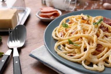 Leziz spagetti ve ahşap masa, closeup pastırma ile plaka