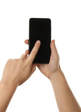 Beyaz arka plan üstünde hareket eden telefon ile eller