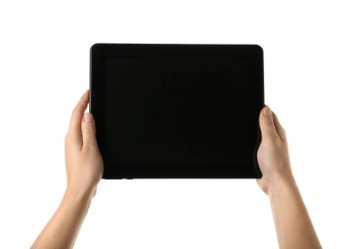 Beyaz arkaplanda tablet bilgisayarı olan kadın elleri