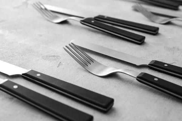 Noże Widelce Szarym Tle Zbliżenie — Zdjęcie stockowe