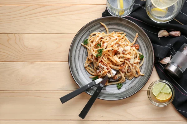 Plaat Met Heerlijke Pasta Bolognese Houten Tafel Bovenaanzicht — Stockfoto