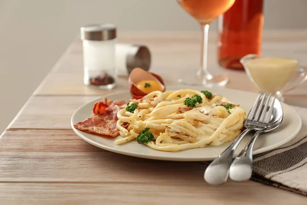 Plaka Ile Lezzetli Makarna Carbonara Ahşap Tablo — Stok fotoğraf