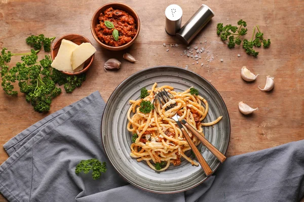 Plaat Met Heerlijke Pasta Bolognese Houten Tafel Bovenaanzicht — Stockfoto