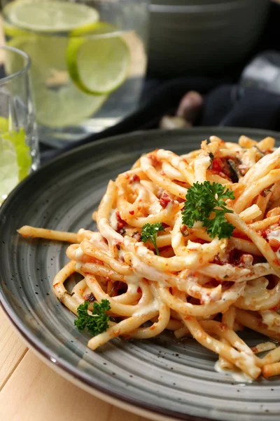 Plaat Met Heerlijke Pasta Houten Tafel Close — Stockfoto