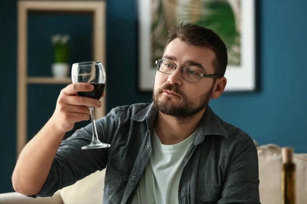 Homem Com Copo Vinho Relaxante Casa — Fotografia de Stock
