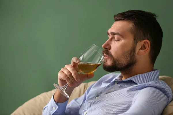 Uomo Con Bicchiere Vino Rilassante Casa — Foto Stock