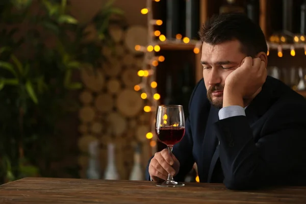 Hombre Bebiendo Vino Bar — Foto de Stock