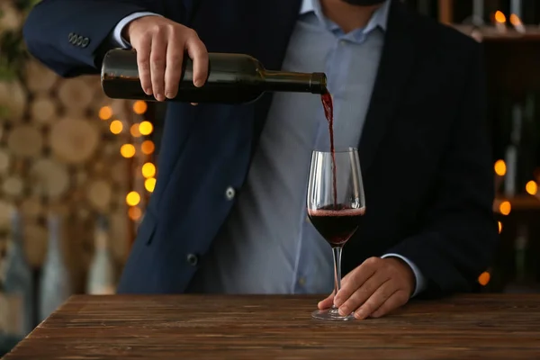 Man Pouring Wine Glass Bar — Stock Photo, Image