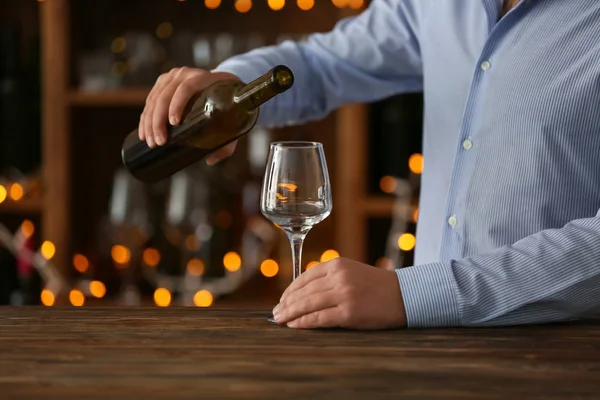 Man Pouring Wine Glass Bar — Stock Photo, Image