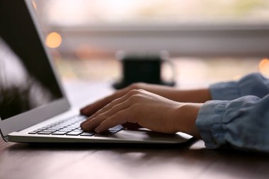 Ahşap masa, tatlı bilgisayar kullanan kadın