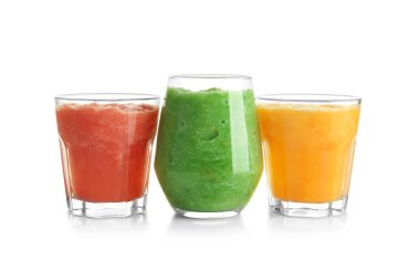 Beyaz zemin üzerine lezzetli meyve smoothies ile gözlük