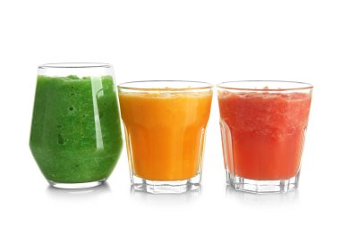 Beyaz zemin üzerine lezzetli meyve smoothies ile gözlük