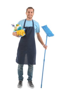Temizlik malzemeleri Beyaz arka plan üzerinde ile adam