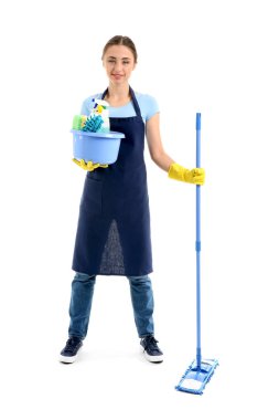 Temizlik malzemeleri beyaz arka plan üzerinde ile kadın