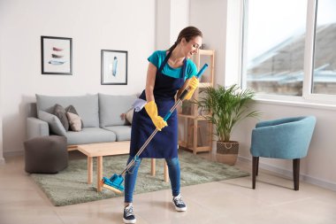 Kadın hademe düz temizlerken eğleniyor