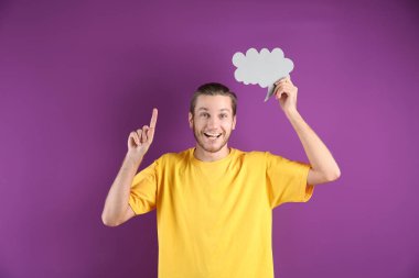 Boş konuşma balonu renk arka plan üzerinde olan genç adam
