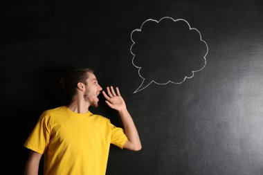 Çığlık genç adam ve koyu arka plan üzerinde çizilmiş boş konuşma balonu