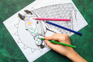 Kadın kalem ile üstten görünüm stres resim boyama