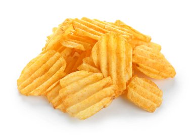 Beyaz zemin üzerine lezzetli patates cipsi