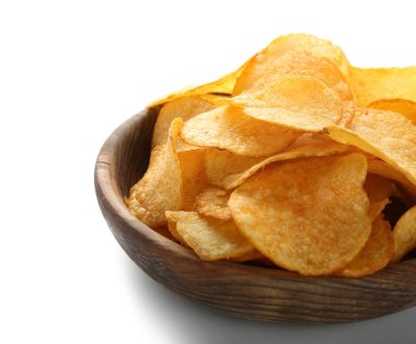 Beyaz arka planda lezzetli patates cipsli kase